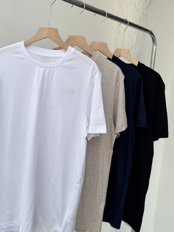 Tricou bărbătesc din bumbac, broderie cu ponei, guler rotund, mâneci scurte, croială lejeră, culoare uni, disponibil în patru culori, vară 2025