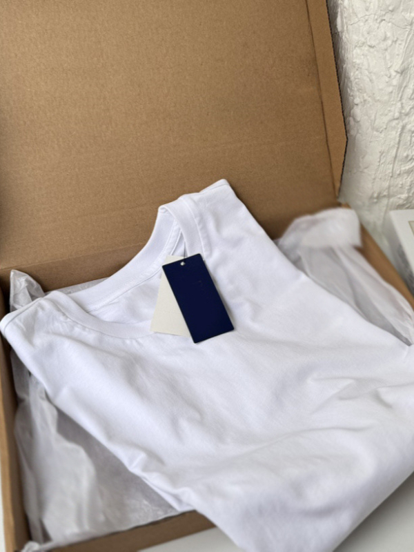 Tricou bărbătesc din bumbac, broderie cu ponei, guler rotund, mâneci scurte, croială lejeră, culoare uni, disponibil în patru culori, vară 2025