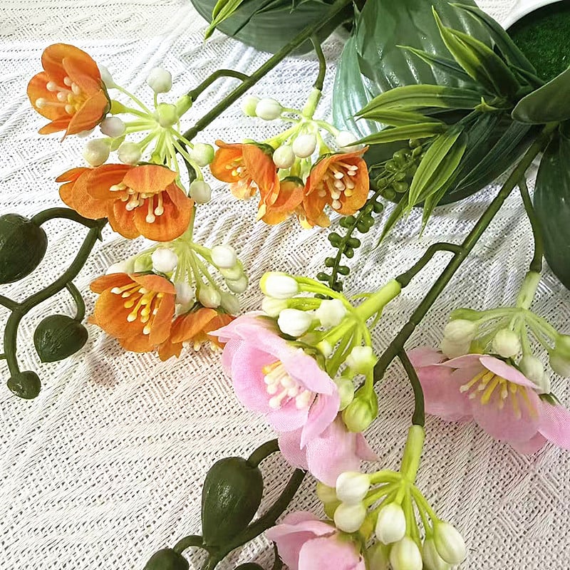 Bonsai cu iasmin cu trei ramuri, nouă flori, în ghiveci mic — plantă artificială de interior pentru decor și fotografie