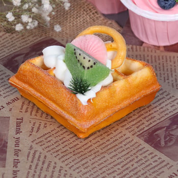Model realist de tortă cu fructe artificiale și gofre, decor pentru vitrină și fotografie culinară