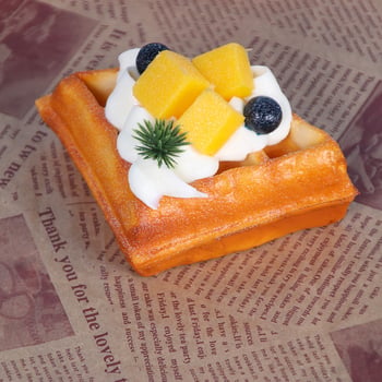 Model realist de tortă cu fructe artificiale și gofre, decor pentru vitrină și fotografie culinară