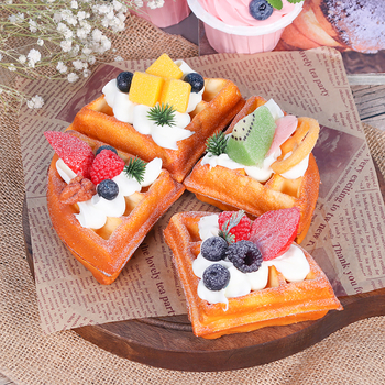Model realist de tortă cu fructe artificiale și gofre, decor pentru vitrină și fotografie culinară