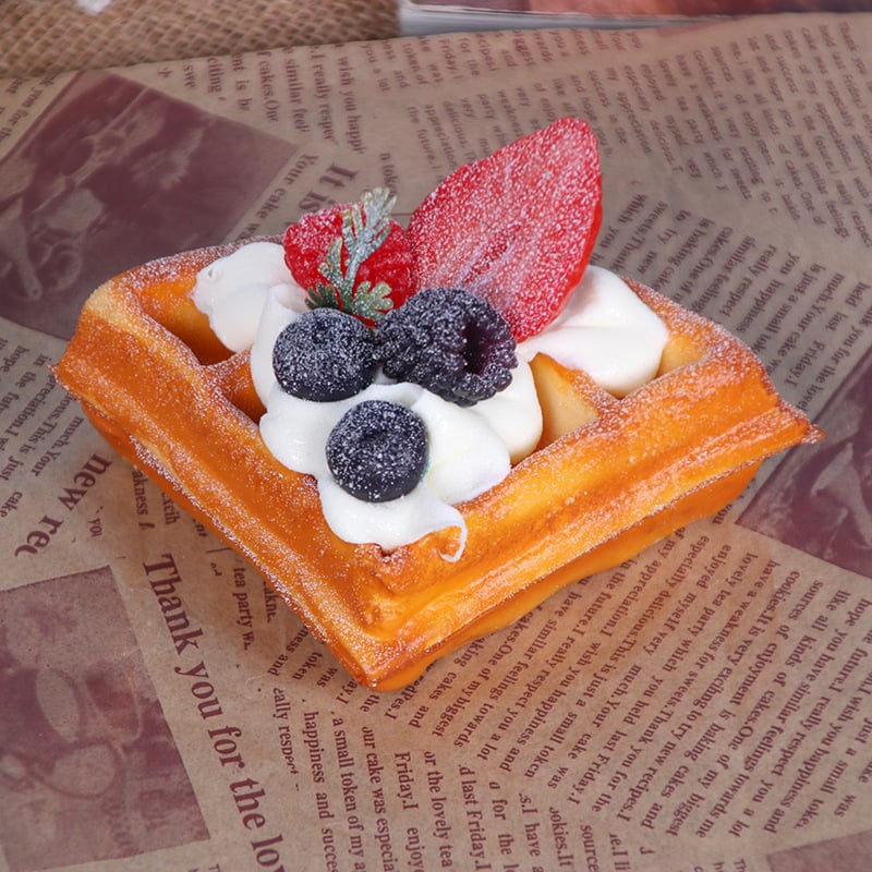 Model realist de tortă cu fructe artificiale și gofre, decor pentru vitrină și fotografie culinară