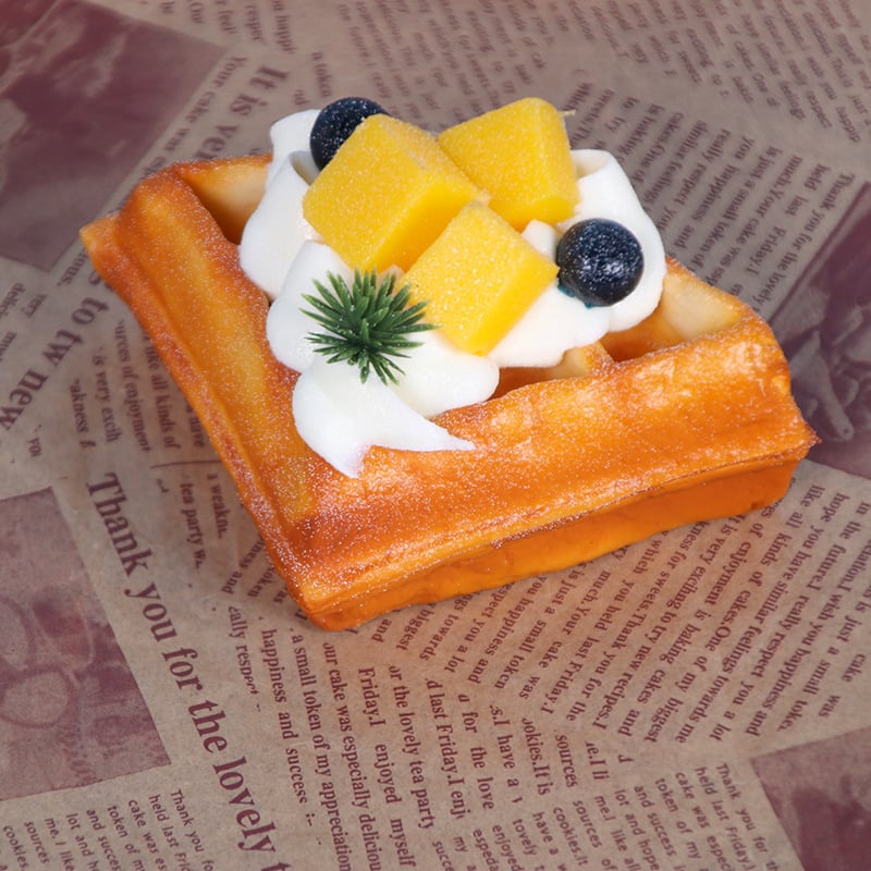 Model realist de tortă cu fructe artificiale și gofre, decor pentru vitrină și fotografie culinară
