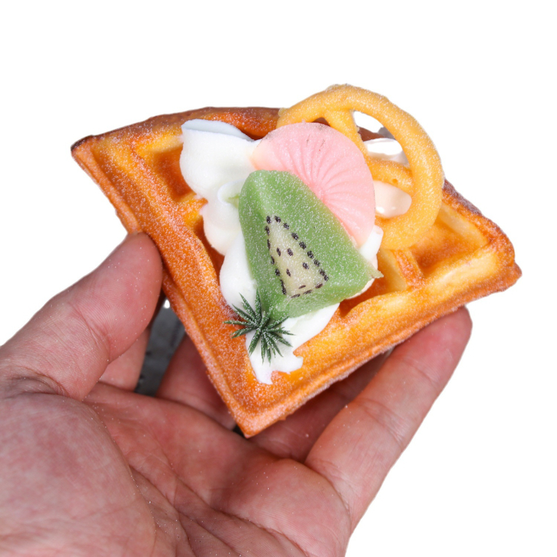 Model realist de tortă cu fructe artificiale și gofre, decor pentru vitrină și fotografie culinară