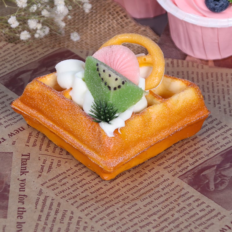 Model realist de tortă cu fructe artificiale și gofre, decor pentru vitrină și fotografie culinară