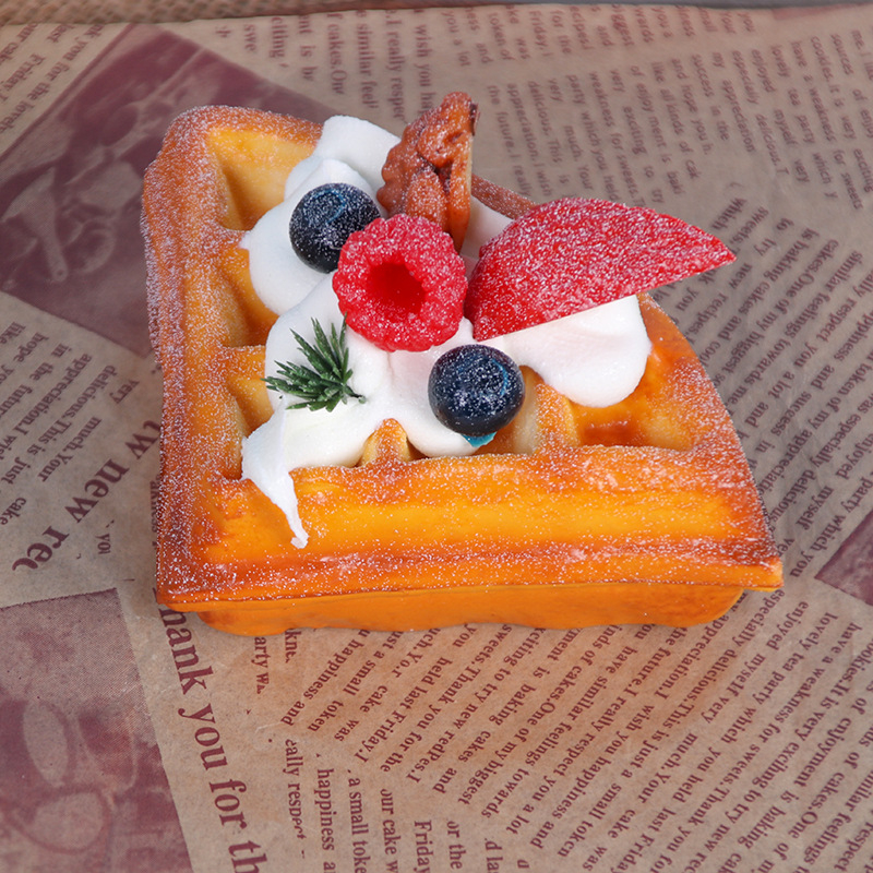 Model realist de tortă cu fructe artificiale și gofre, decor pentru vitrină și fotografie culinară