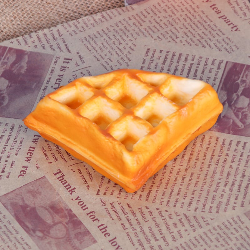 Model realist de tortă cu fructe artificiale și gofre, decor pentru vitrină și fotografie culinară