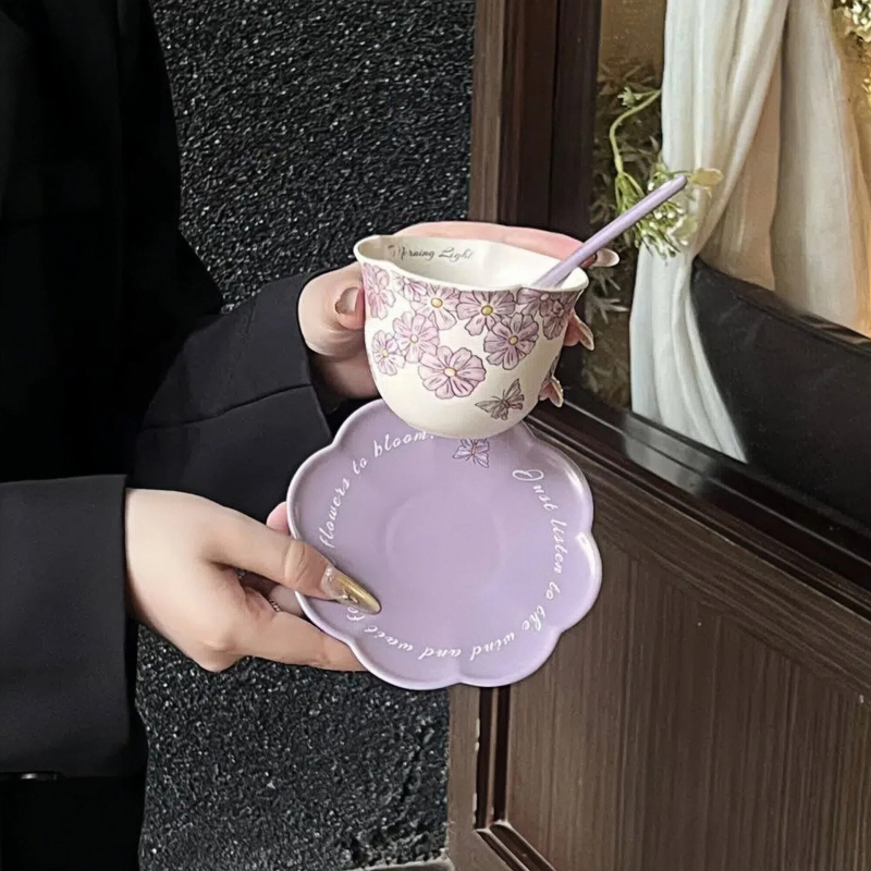 Lila kerámia kávéscsésze és alátét készlet, könnyed luxus, niche stílus, romantikus ajándék szett délutáni teához