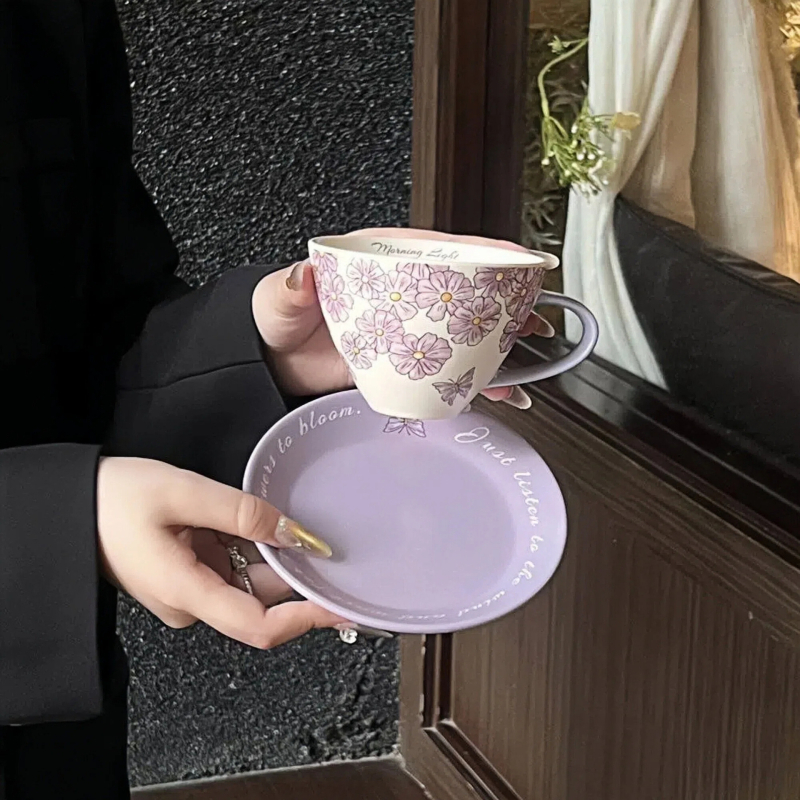 Lila kerámia kávéscsésze és alátét készlet, könnyed luxus, niche stílus, romantikus ajándék szett délutáni teához