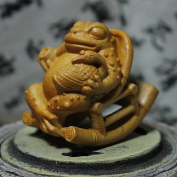 Sculptură din lemn de cipru: vise împlinite, motiv de balansoar confortabil, broască ținând o lebădă, ornament decorativ de mână