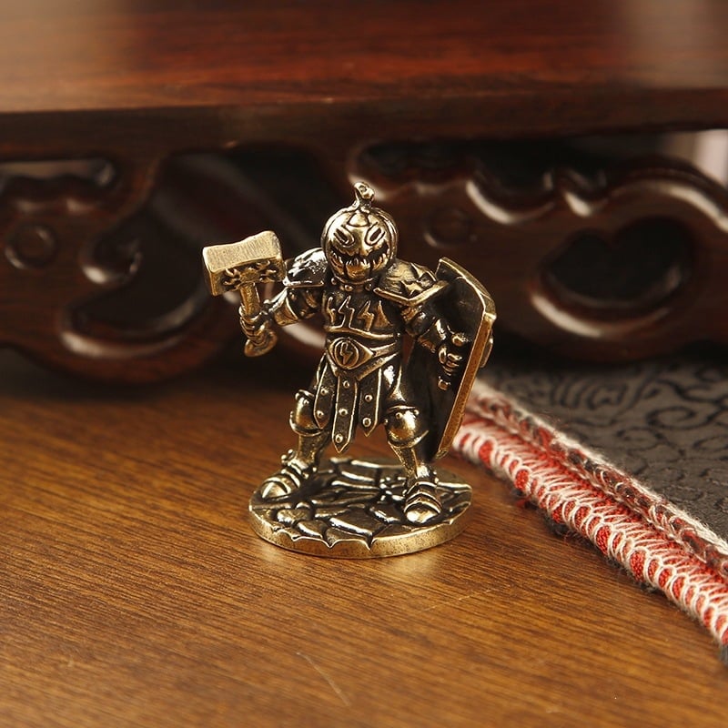 Figurină din alamă – Războinicul dovleac, stil desen animat, decor pentru birou