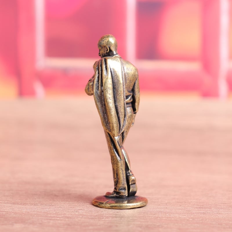 Figură din alamă a unui bărbat în costum, ornament de birou vintage, obiect decorativ pentru ceai