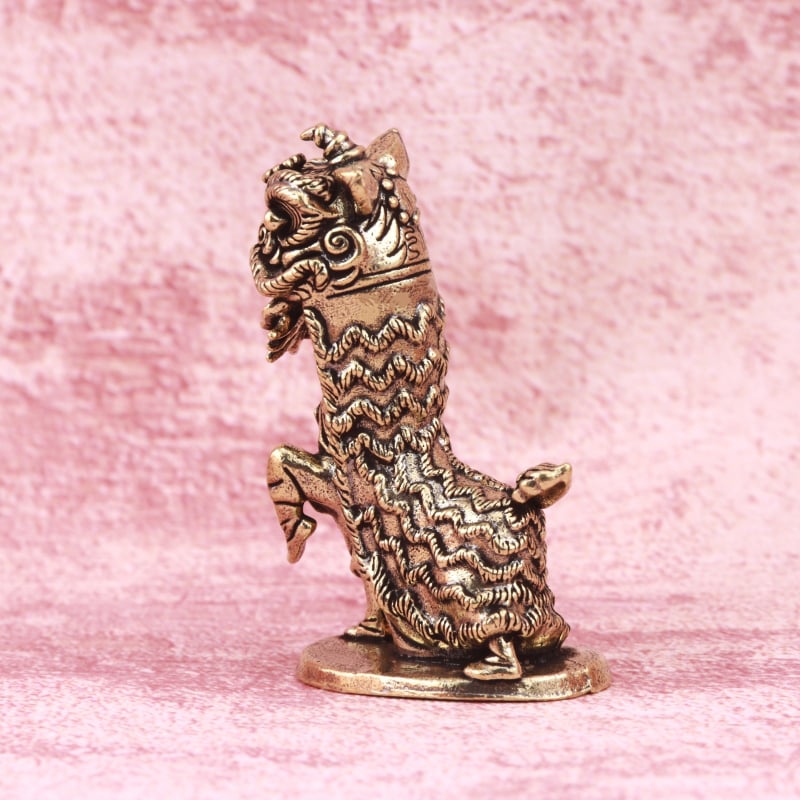 Ornament din alamă cu dansul leului chinezesc, artizanat patinat pentru decor de birou și animale de ceai