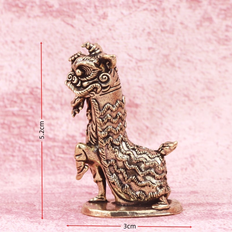 Ornament din alamă cu dansul leului chinezesc, artizanat patinat pentru decor de birou și animale de ceai