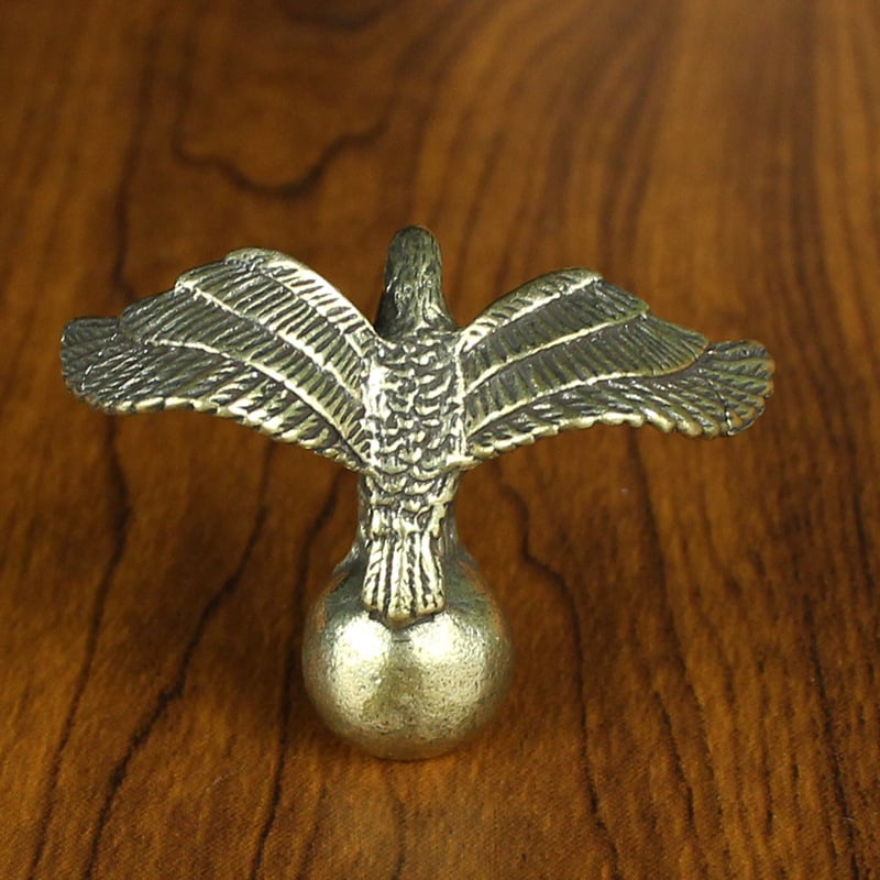Figară de vultur din alamă pe minge – ornament de birou, stil vintage