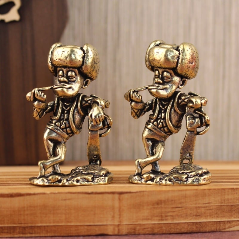 Figurină din alamă veche: Bald Strong sprijinit pe un ferăstrău; decor mic creativ pentru hol sau birou