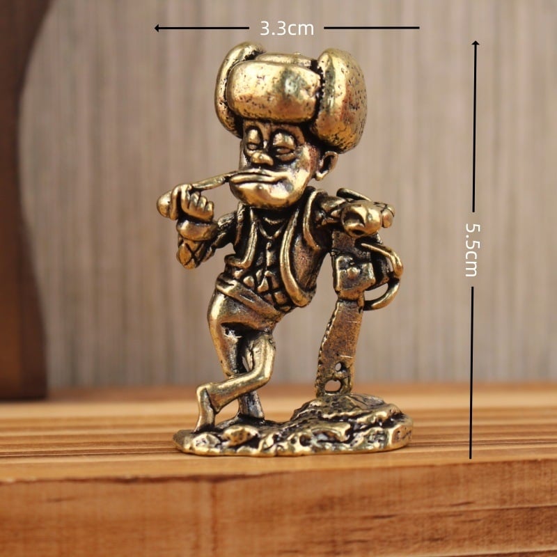 Figurină din alamă veche: Bald Strong sprijinit pe un ferăstrău; decor mic creativ pentru hol sau birou