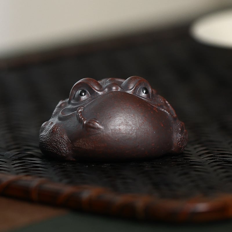 Animăluț de ceai din lut mov, broasca de aur cu trei picioare, făcut manual, ornament cu bază fin sculptată