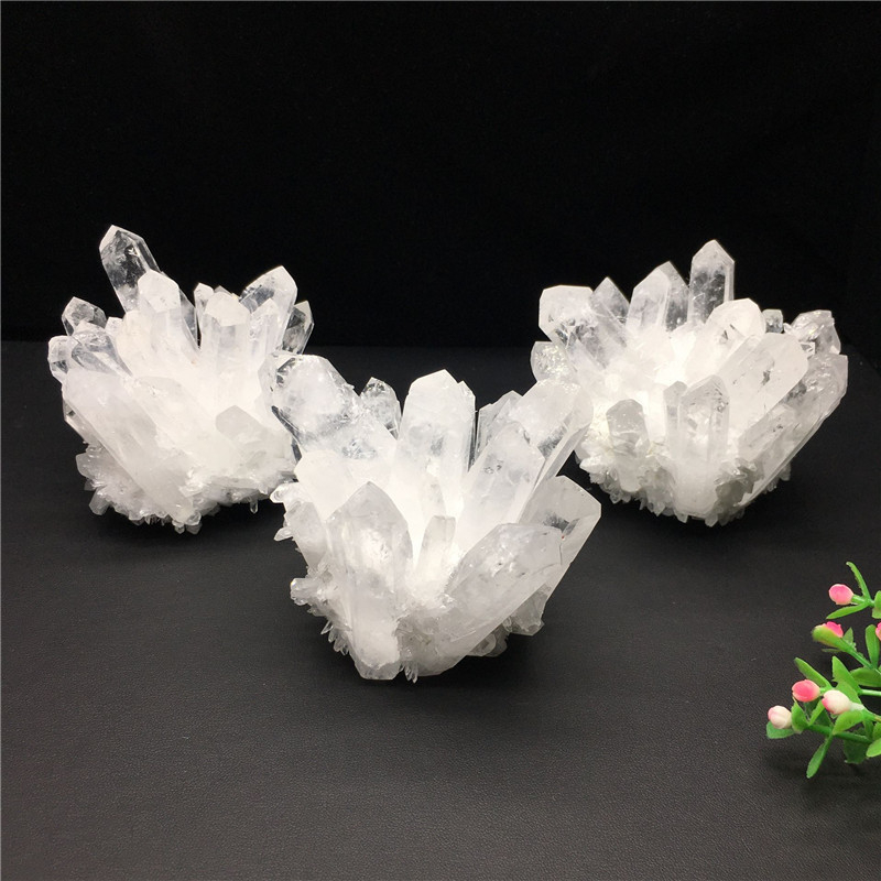 Grupe naturale de cristale albe, pietre brute de cristal, ornamente din cristal, aranjamente decorative din cristal demagnetizante