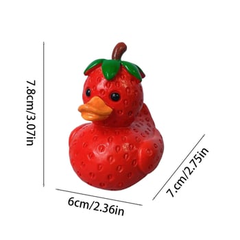 Rață cu căpșună pentru birou – ornament din rășină, design unic pentru living
