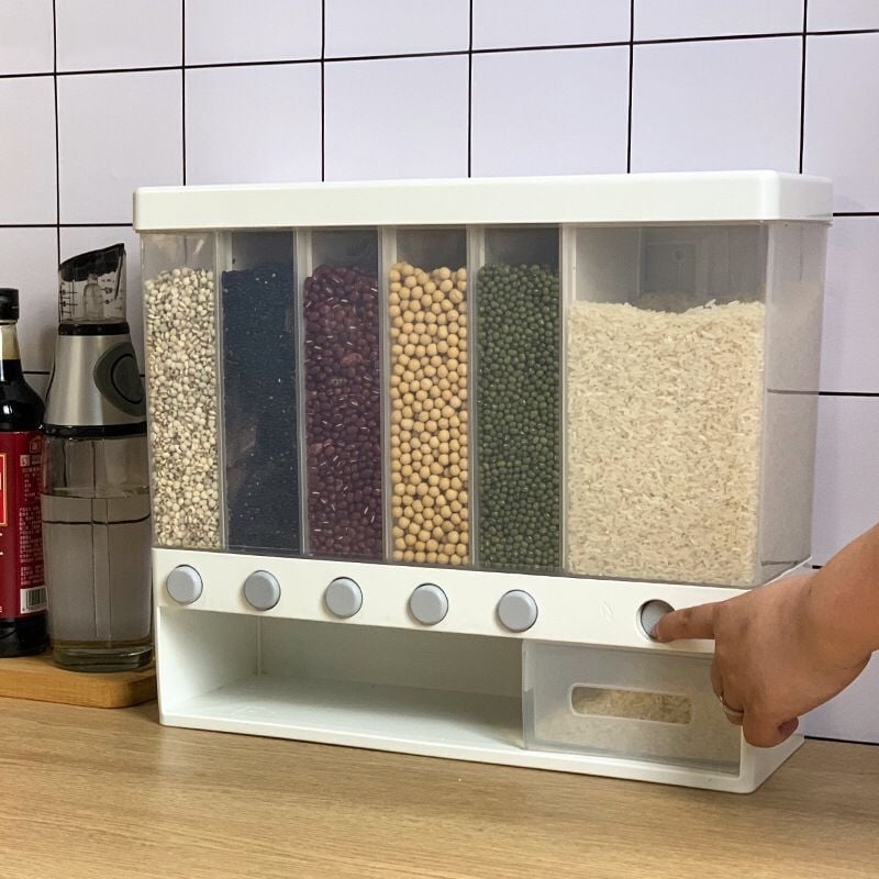 Recipient montat pe perete pentru orez, dozare prin apăsare, rezistent la umezeală și insecte, separator de cereale, capacitate 9–10 L.