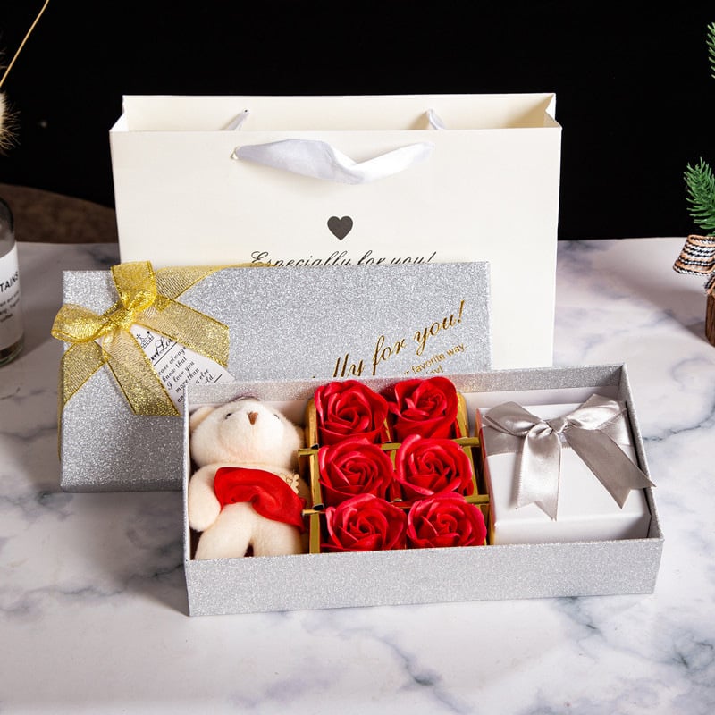Colier într-o cutie cadou cu săpun și trandafir etern – ambalaj creativ cu capac dublu de Ziua Îndrăgostiților