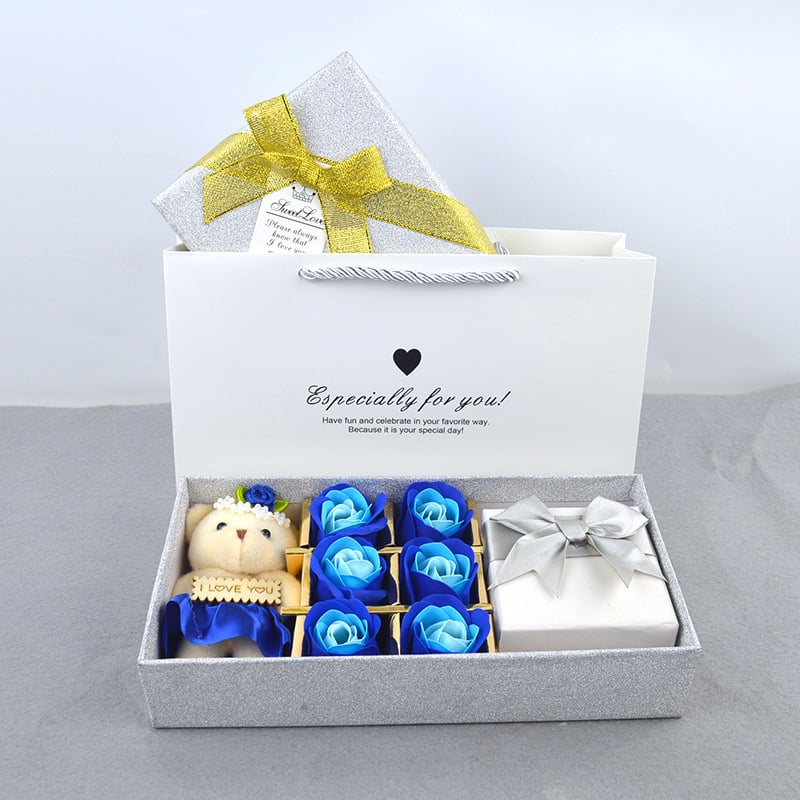 Colier într-o cutie cadou cu săpun și trandafir etern – ambalaj creativ cu capac dublu de Ziua Îndrăgostiților