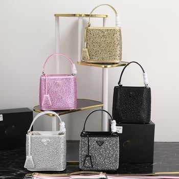 Geantă bucket nouă, primăvară-vară 2025, marca P, cu logo triunghi inversat și strasuri diamantate, purtată pe umăr sau crossbody