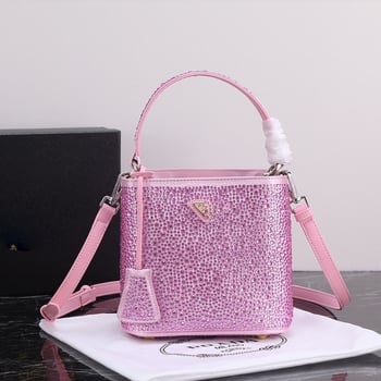 Geantă bucket nouă, primăvară-vară 2025, marca P, cu logo triunghi inversat și strasuri diamantate, purtată pe umăr sau crossbody