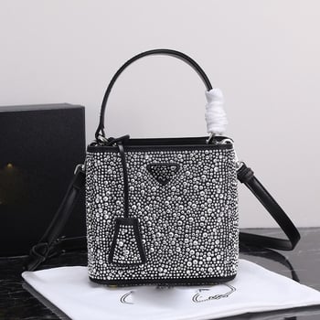Geantă bucket nouă, primăvară-vară 2025, marca P, cu logo triunghi inversat și strasuri diamantate, purtată pe umăr sau crossbody