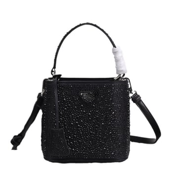 Geantă bucket nouă, primăvară-vară 2025, marca P, cu logo triunghi inversat și strasuri diamantate, purtată pe umăr sau crossbody
