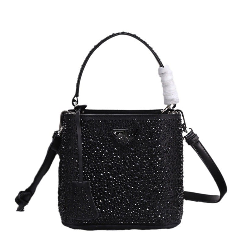 Geantă bucket nouă, primăvară-vară 2025, marca P, cu logo triunghi inversat și strasuri diamantate, purtată pe umăr sau crossbody
