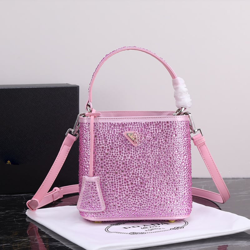 Geantă bucket nouă, primăvară-vară 2025, marca P, cu logo triunghi inversat și strasuri diamantate, purtată pe umăr sau crossbody