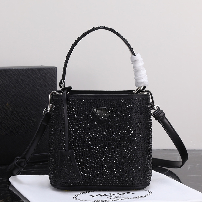 Geantă bucket nouă, primăvară-vară 2025, marca P, cu logo triunghi inversat și strasuri diamantate, purtată pe umăr sau crossbody
