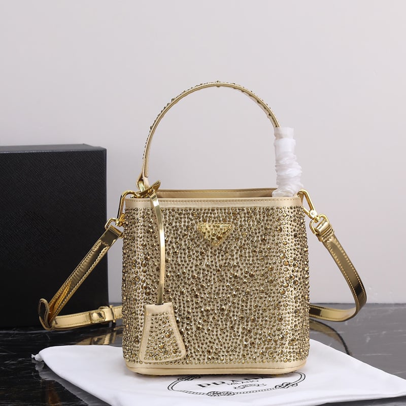Geantă bucket nouă, primăvară-vară 2025, marca P, cu logo triunghi inversat și strasuri diamantate, purtată pe umăr sau crossbody