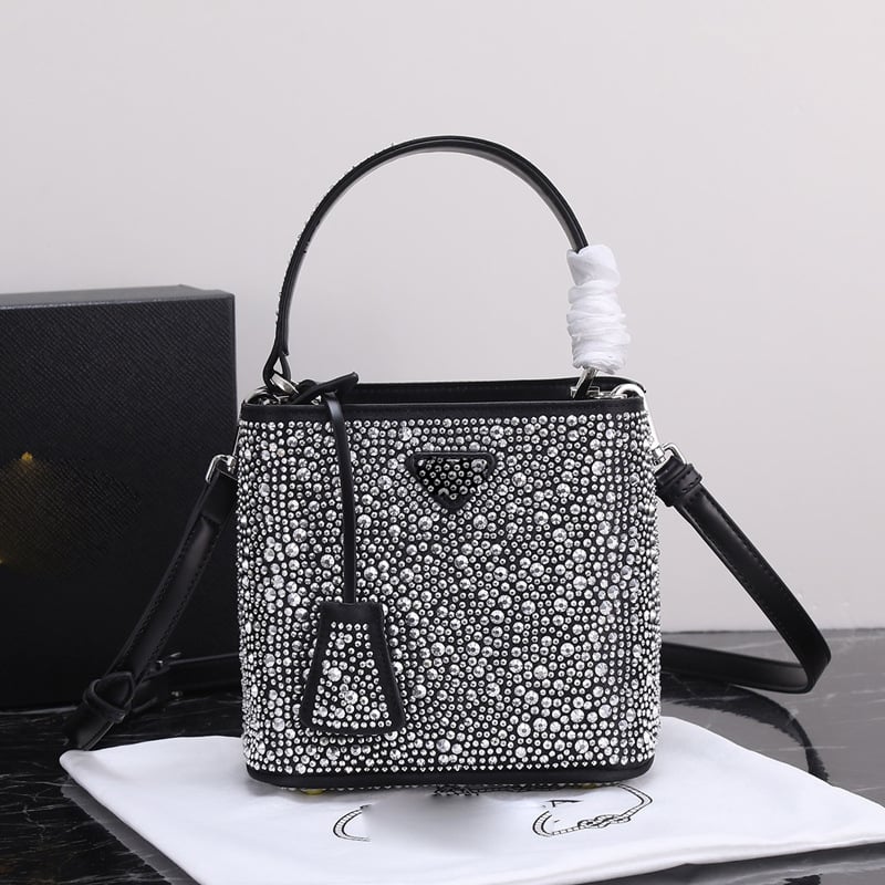 Geantă bucket nouă, primăvară-vară 2025, marca P, cu logo triunghi inversat și strasuri diamantate, purtată pe umăr sau crossbody