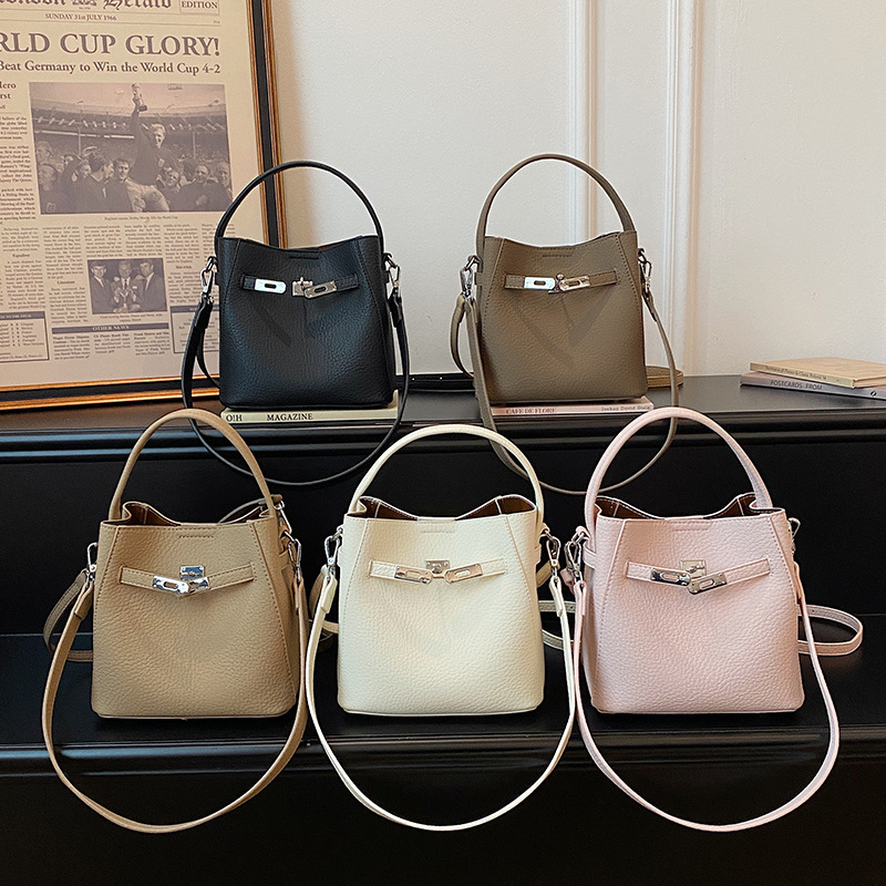 Geantă bucket pentru femei, crossbody, din PU, textură lychee, mărime medie, închidere magnetică, buzunar interior cu fermoar, utilizare zilnică, primăvara 2026.