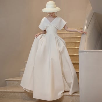 Rochie de mireasă în stil francez, satin alb, lungă, fără mâneci, decolteu adânc în V, inspirată de Hepburn pentru mici siluete, retro pentru ședințe foto de călătorie.