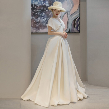 Rochie de mireasă în stil francez, satin alb, lungă, fără mâneci, decolteu adânc în V, inspirată de Hepburn pentru mici siluete, retro pentru ședințe foto de călătorie.