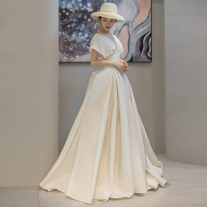 Rochie de mireasă în stil francez, satin alb, lungă, fără mâneci, decolteu adânc în V, inspirată de Hepburn pentru mici siluete, retro pentru ședințe foto de călătorie.