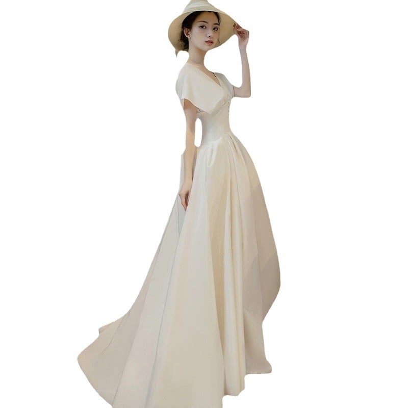 Rochie de mireasă în stil francez, satin alb, lungă, fără mâneci, decolteu adânc în V, inspirată de Hepburn pentru mici siluete, retro pentru ședințe foto de călătorie.