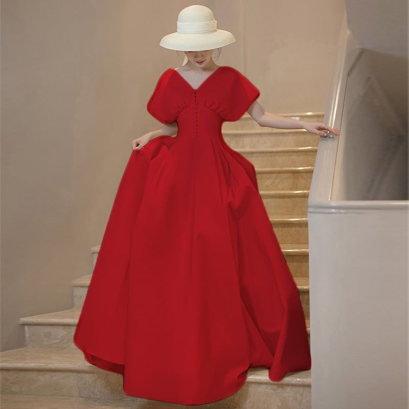 Rochie de mireasă în stil francez, satin alb, lungă, fără mâneci, decolteu adânc în V, inspirată de Hepburn pentru mici siluete, retro pentru ședințe foto de călătorie.
