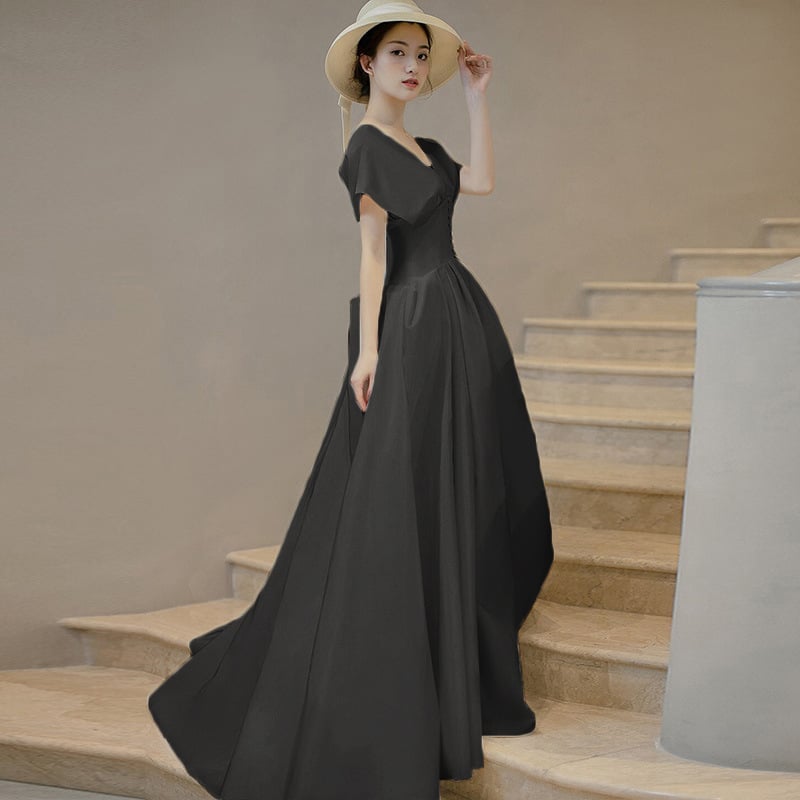 Rochie de mireasă în stil francez, satin alb, lungă, fără mâneci, decolteu adânc în V, inspirată de Hepburn pentru mici siluete, retro pentru ședințe foto de călătorie.