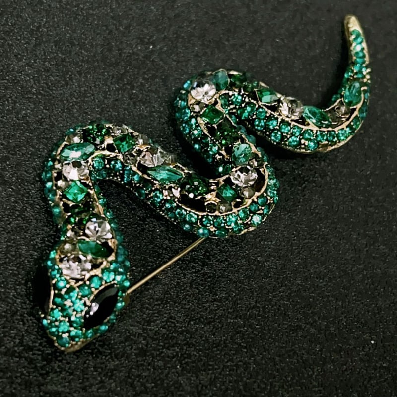 Broșă șarpe cu diamante verzi, stil vintage, accesoriu de lux pentru femei