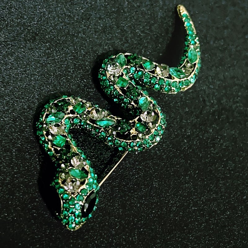 Broșă șarpe cu diamante verzi, stil vintage, accesoriu de lux pentru femei