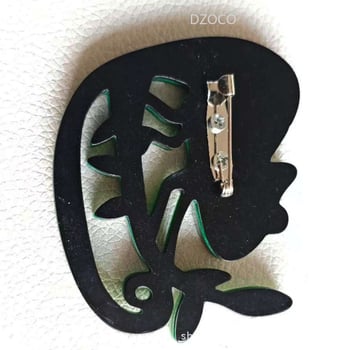 Broșă acrilică cu camelion – accesoriu vestimentar unisex