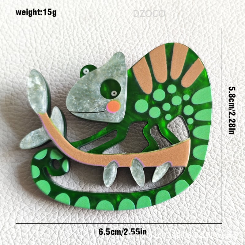 Broșă acrilică cu camelion – accesoriu vestimentar unisex