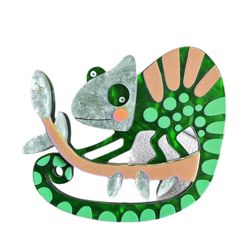 Broșă acrilică cu camelion – accesoriu vestimentar unisex