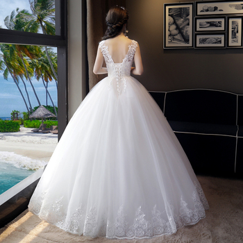 Rochie de mireasă albă, talie înaltă, lungă, croială minimalistă, care flatează silueta, pentru ședințe foto de nuntă în călătorie, model de vară 2026